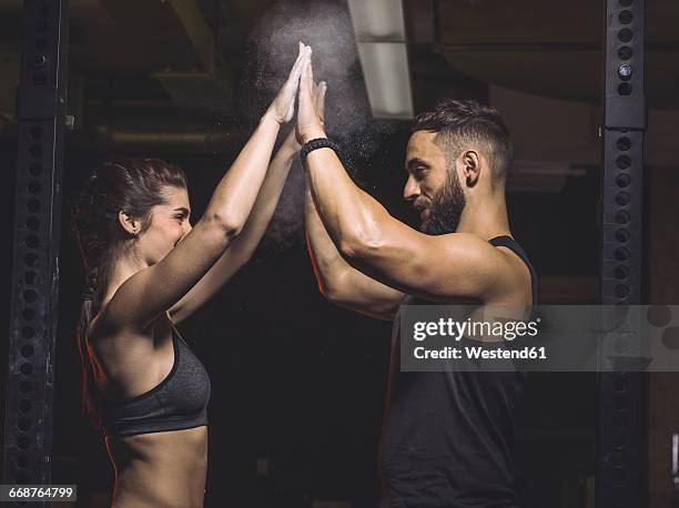 fitness, couple in gym, high five - paar in sportkleidung stock-fotos und bilder
