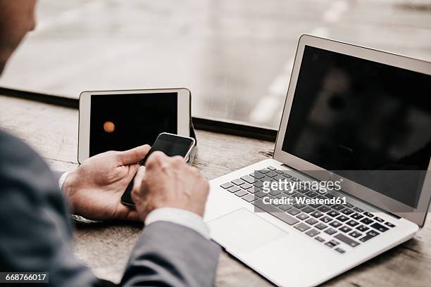 businessman working in coffee shop, close up - autonomo smartphone tablet fotografías e imágenes de stock