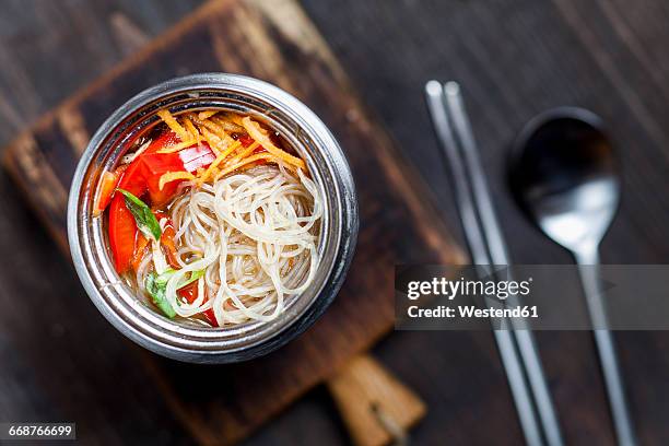 asian glass noodle soup with vegetables in bowl - vermicelle chinois photos et images de collection