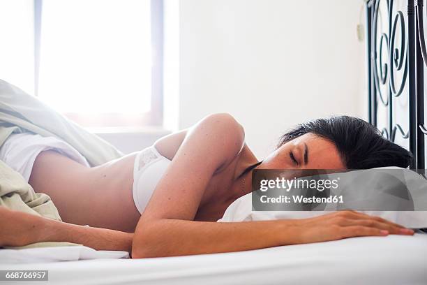 woman lying in bed, sleeping - soutien fotografías e imágenes de stock