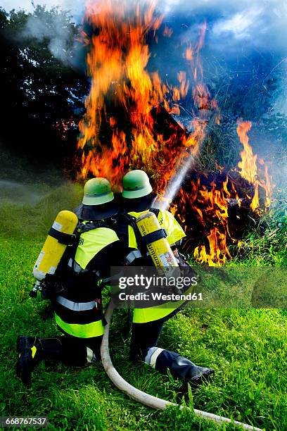 fire brigade extinguishing fire - feuerwehr deutschland stock-fotos und bilder