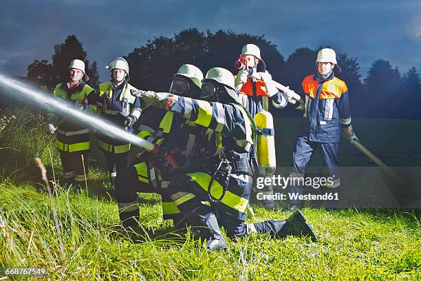 fire brigade in action - feuerwehr deutschland stock-fotos und bilder