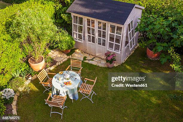 garden shed and laid table in garden - hut 個照片及圖片檔