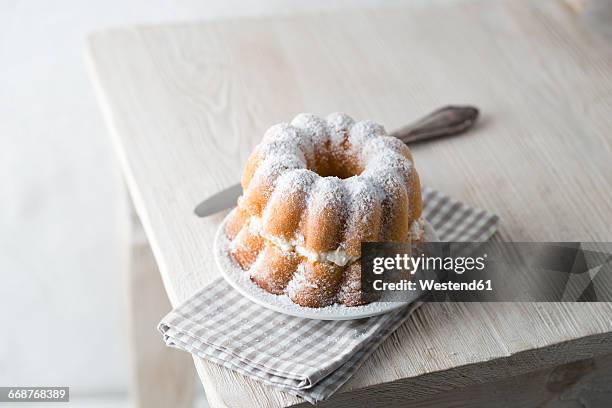 ring cake filled with elderflower cream - ciambellone foto e immagini stock