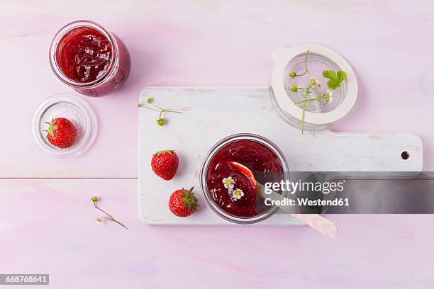 strawberry jam, open glas - marmellata foto e immagini stock