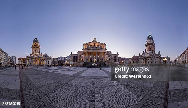 germany, berlin, view to gendarmenmarkt in the evening - zone géographique historique photos et images de collection