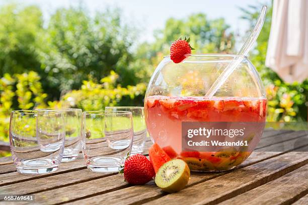 watermelon strawberry kiwi bowle in garden - ponche fotografías e imágenes de stock