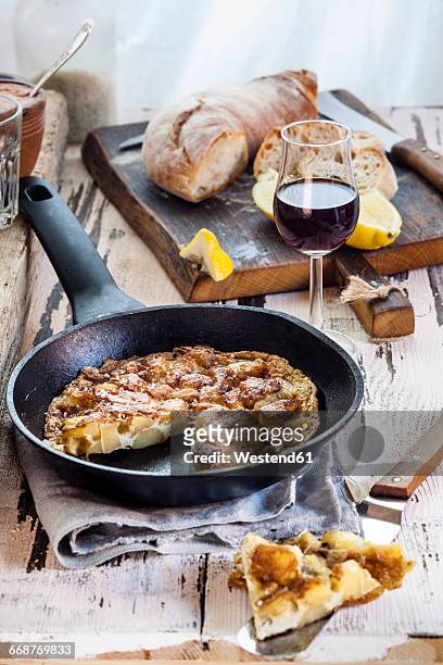potato tortilla in pan, port wine and bread - port stockfoto's en -beelden