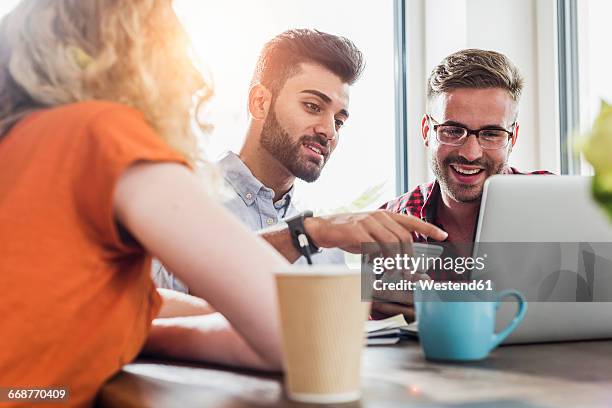 young professionals working on laptop in office - facial expression girl office stock-fotos und bilder