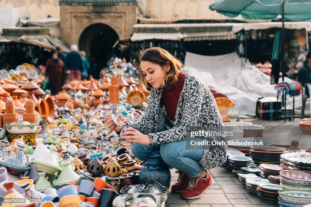 Femme, choix de céramique dans la boutique à Meknes, Maroc
