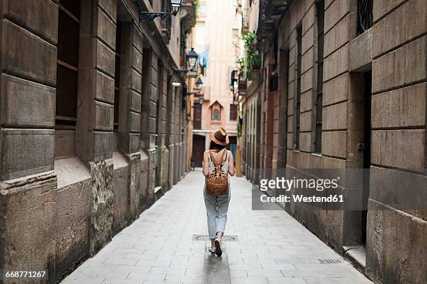 young tourist discovering streets of barcelona - holiday trip european city stockfoto's en -beelden