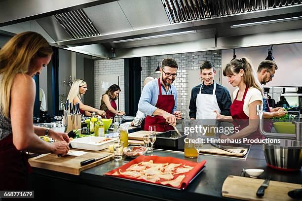 chef assisting a cooking class - cooking class stockfoto's en -beelden