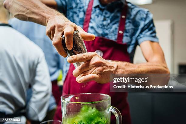 seasoning food in a blender - pepper seasoning stock pictures, royalty-free photos & images