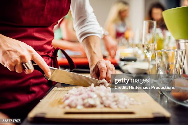 hands cutting garlic - cours de cuisine photos et images de collection