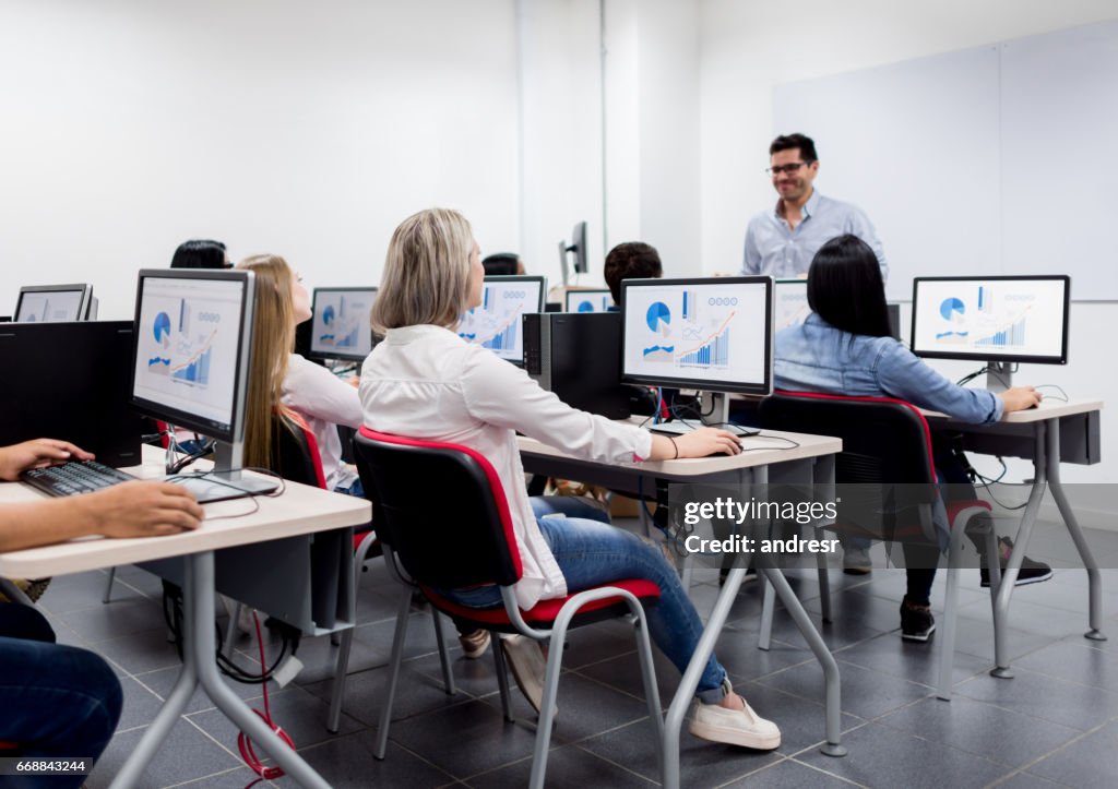 Lehrer geben eine IT-Klasse an der Universität