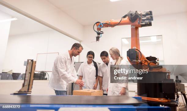 gruppe von schülern in einer klasse mechatronik - mechatronics stock-fotos und bilder