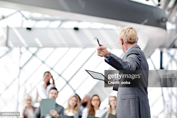 presenteert op zakelijke seminar spreker - public speaker stockfoto's en -beelden