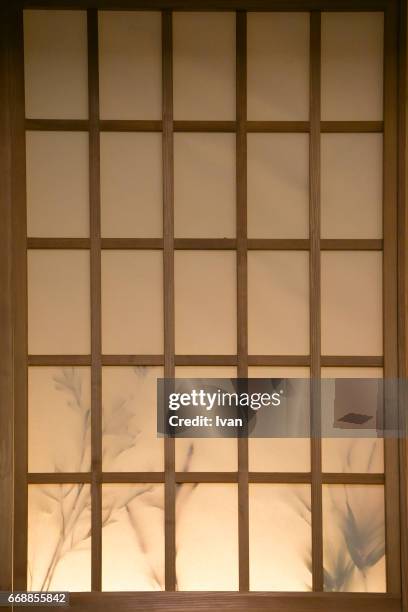 shoji (paper door), japanese paper screen window - shoji fotografías e imágenes de stock