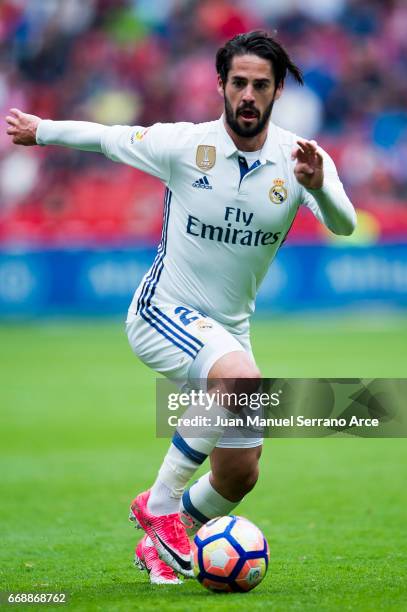 Isco of Real Madrid controls the ball during the La Liga match between Real Sporting de Gijon and Real Madrid at Estadio El Molinon on April 15, 2017...