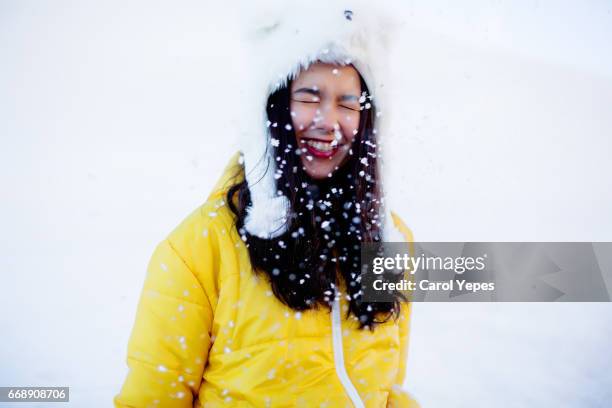 winter portrait of a teenager in snow - kinder wald herbst äste natürlich stock-fotos und bilder