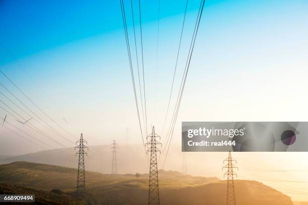 torre de conducción eléctrica  - largo longitud fotografías e imágenes de stock