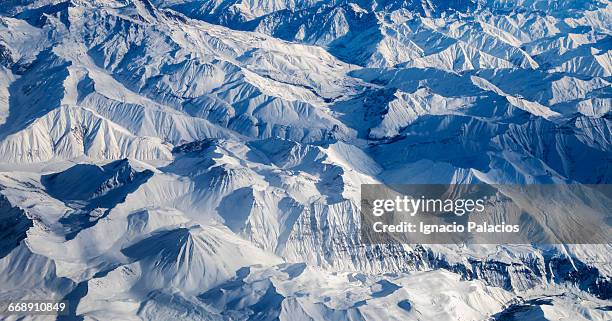 aerial view of the caucasus mountains - montagnes du caucase photos et images de collection