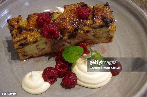 spiced bread pudding served with marscapone cheese, fresh raspberries and yuzu citrus crumble - pudding crumble photos et images de collection