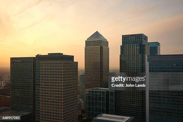 canary wharf at sunset - london docklands stockfoto's en -beelden