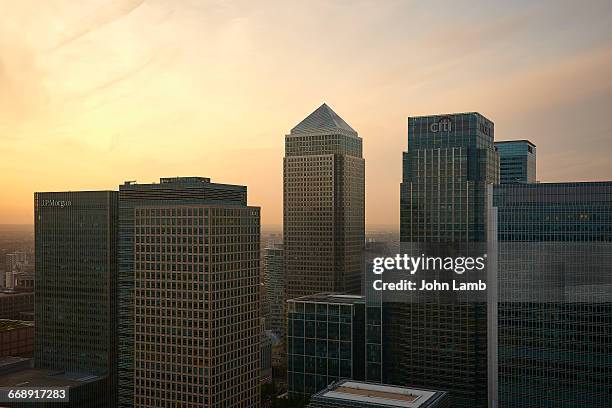 canary wharf at sunset - one canada square stock pictures, royalty-free photos & images