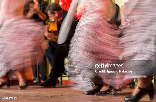 flamenco dancing - córdoba spanje stockfoto's en -beelden