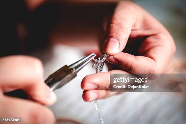 jonge vrouw die juwelen crafting - making jewelry stockfoto's en -beelden