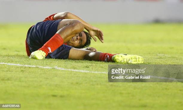 Walter Erviti of Independiente complaints about his injury during a match between Independiente and Atletico de Rafaela as part of Torneo Primera...