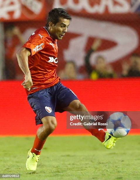 Walter Erviti of Independiente kicks the ball during a match between Independiente and Atletico de Rafaela as part of Torneo Primera Division 2016/17...