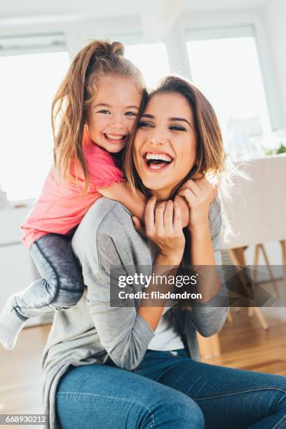 moeder en dochter - mom and young daughter stockfoto's en -beelden