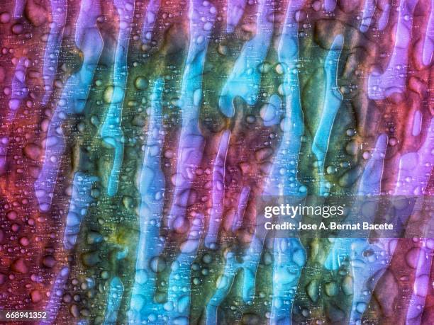 full frame of the textures formed by the bubbles and drops, on a coarse of colors background - rayado photos et images de collection