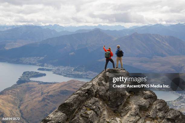 mountaineers stand on mountain summit, take selfie - queenstown 個照片及圖片檔