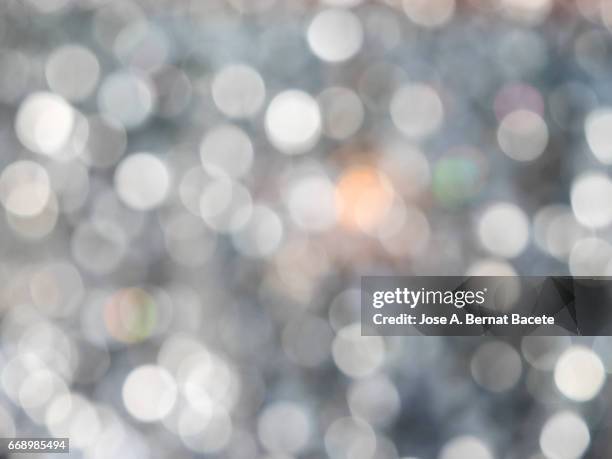 close-up of defocused light in the shape of circles - simetría stockfoto's en -beelden