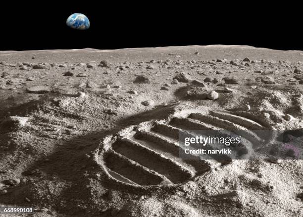 voetafdruk van astronaut op de maan - planetary moon stockfoto's en -beelden
