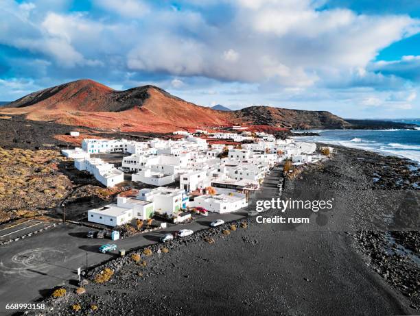 luchtfoto van el golfo, lanzarote, canarische eilanden, spanje - lanzarote stockfoto's en -beelden