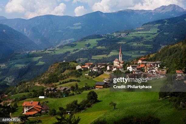 vista panoramica nel piccolo villaggio delle alpi dolomitiche - aussichtspunkt foto e immagini stock