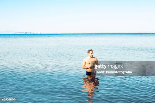 hombre bañandose - soleado stockfoto's en -beelden