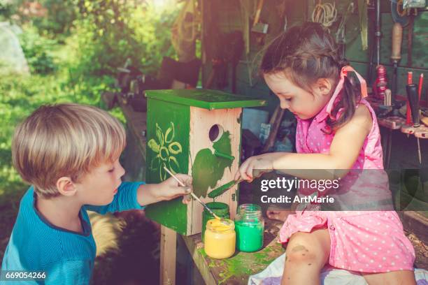 kinder machen und malen vogelhaus - making painting stock-fotos und bilder