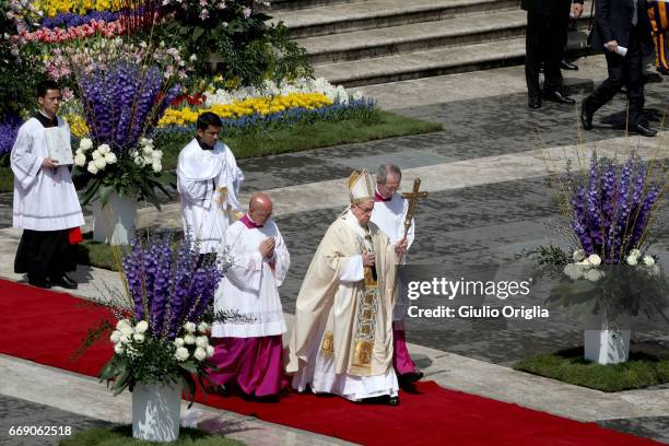 Pope Francis attends the Easter Mass at St. Peter's Square on April 16, 2017 in Vatican City, Vatican. The pontiff is due to visit Cairo on April...