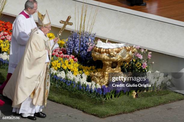 Pope Francis attends the Easter Mass at St. Peter's Square on April 16, 2017 in Vatican City, Vatican. The pontiff is due to visit Cairo on April...