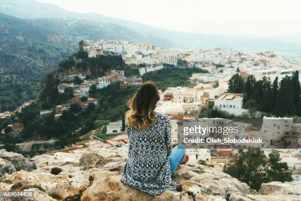 femme près de la vue panoramique de moulay idriss zerhoun - moulay idriss morocco photos et images de collection