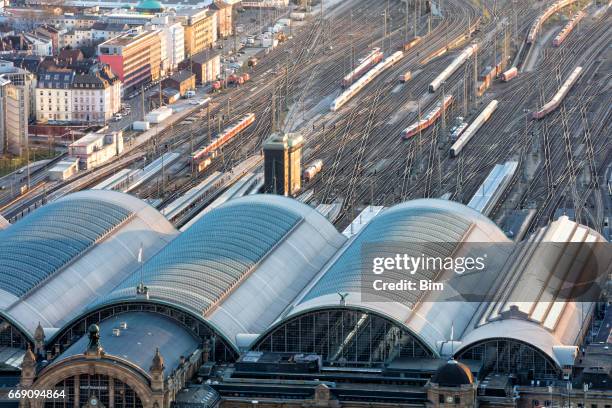 hauptbahnhof und hochhaus in frankfurt am main, deutschland - aerial train stock-fotos und bilder