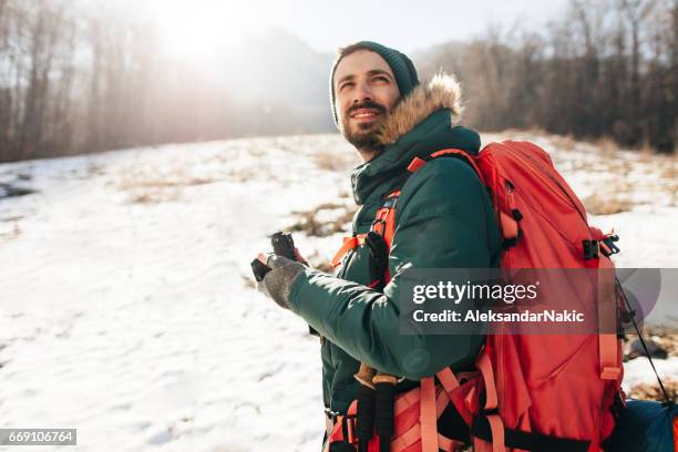 junge fotografen, die natur entdecken - staff photographer stock-fotos und bilder