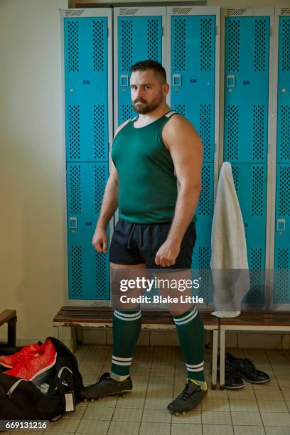 rugby player in locker room, london - posen stockfoto's en -beelden