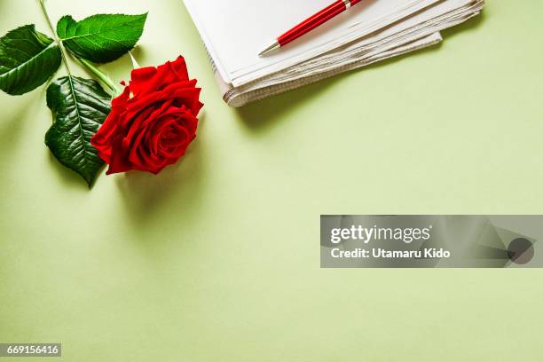 flower and office supply. - 簡素 stock-fotos und bilder