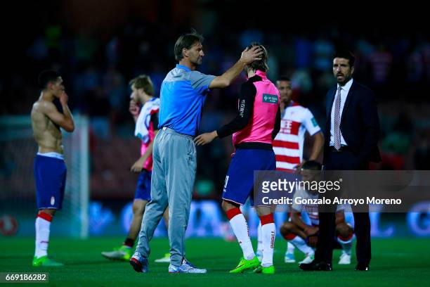 Head coach Tony Adams of Granada CF comforts his palyers after the La Liga match between Granada CF and Real Club Celta de Vigo at Estadio Nuevo Los...